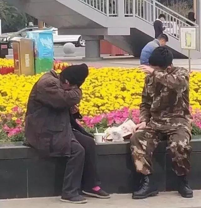 2017年刷曝朋友圈的十五大感人瞬間,不能看,真的會(huì)哭!